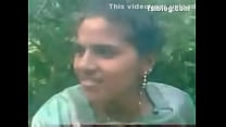 Chatte indienne fille en plein air montrant les seins