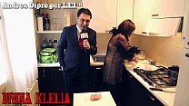 La señora Divina Klelia destroza y cocina un par de bolas para Andrea Diprè