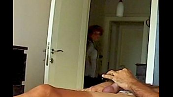 Mama ve el video porno de su h., belle-mère fascinée par Sextape