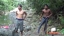 Giovani latinos che scopano nel bosco e nel fiume