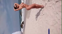 ビーチで裸のメロンの女性