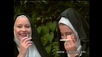Nonne bittet Mitschwestern, ihren bloßen Esel zu versohlen, der sie für heiße Träume bestraft