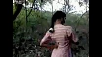 India chica follando en el bosque