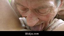 Schlanker alter Mann macht anal 21 sexy langhaarige Blondine