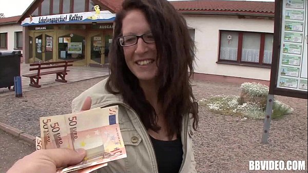 Prostituta alemã peituda sendo fodida por dinheiro