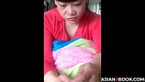 Asian Babe gibt schöne Handjob