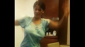 Moglie indiana Ballando nella camera d'albergo