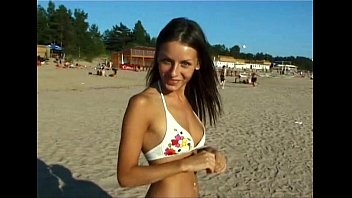 Questo nudista adolescente si spoglia nuda in una spiaggia pubblica