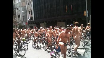 giro in bici nudo