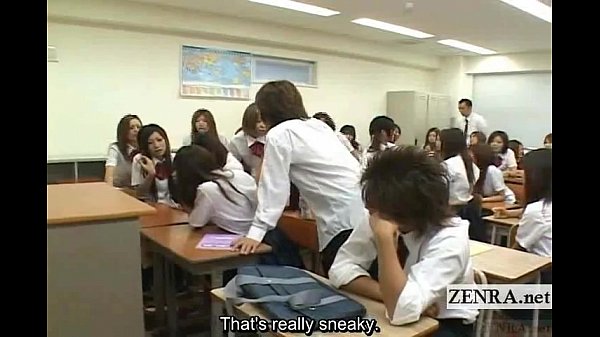 Scolara giapponese spogliata dai compagni di classe