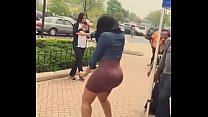 girl shakin that big ass at street