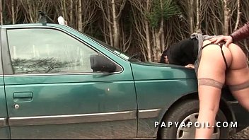 Дедушка трахает толстую шлюшку с другом, который изнасиловал ее в машине
