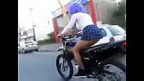 Маленькая сучка катается на мотоцикле, показывая свой хвост