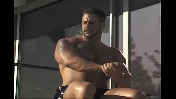 Uomo muscoloso