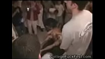 Troie del arrapate fanno sesso durante una festa della confraternita
