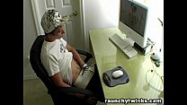 Netter blonder Twink Caden schaut schwulen Porno