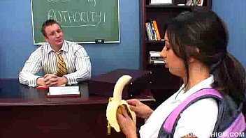 сексуальная брюнетка Сиси Синз соблазняет своего учителя съесть банан перед трахом