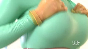 Il lattice Lucy ha un enorme orgasmo in una scopata clinica