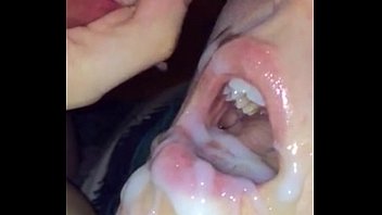 Тинка принимает массивную сперму в рот в замедленной съемке