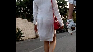 Frau in fast durchsichtigem Kleid