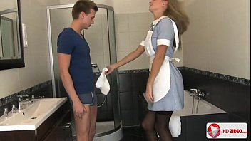 Enfermera rubia joven y cachonda seduce a su paciente y deja que le folle el culo