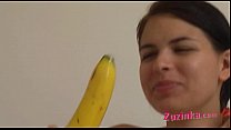 How-to: Giovane ragazza bruna insegna usando una banana