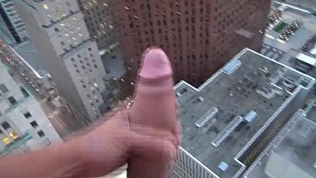 Karlie Montana lutscht an der Außenseite des 43. Stocks