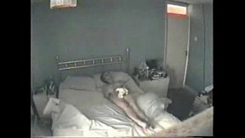 Câmera escondida pega minha mãe se masturbando na cama