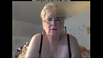 Vollbusige blonde Oma mit Brille masturbieren