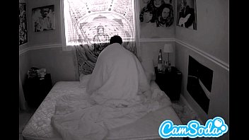 Camgirl viene filmata mentre scopa il suo fidanzato con la videocamera per la visione notturna