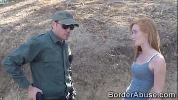 Belleza pelirroja gitana se folla a la policía al otro lado de la frontera