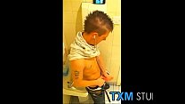 Jovencito amateur Mark Henley masturbándose en el baño de hombres