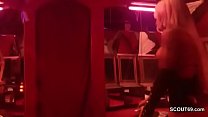 Real peep show en el cine porno alemán delante de muchos chicos