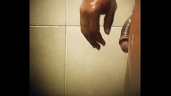 シャワーを浴びている黒人男性スマートフィットRJ