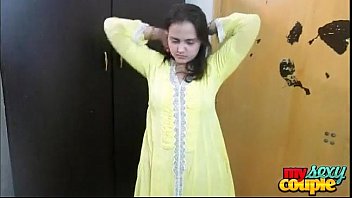 Inder Bhabhi Sonia im gelben Shalwar-Anzug, der im Schlafzimmer für Sex nackt wird