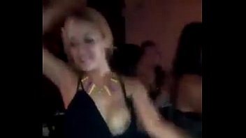 Blonde unterrichtet sexy Tanzmeise in der Bar de Monterrey