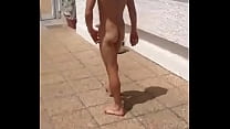 プールで裸の男性