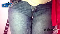 Erstaunlich runden Arsch in engen Jeans. Runder Busen & Cameltoe