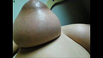 Femme (milf) avec d'énormes seins naturels enregistrés en direct. Visitez sexxxcams.eu pour plus!
