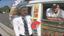 アイスクリームトラックで犯された若いベイブ