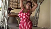Доминикана танцует с большими сиськами