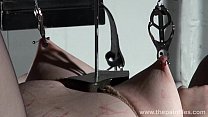 Extreme Lesben-BDSM und Hardcore-Lezdom-Tit-Folter von molligen Rotschopf-Sklaven