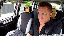Tschechische Blondine reitet Taxifahrer auf dem Rücksitz