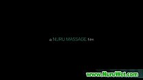 Japanische Masseurin gibt eine Massage mit umfassendem Service 17