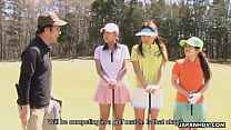 Il gioco di golf asiatico si trasforma in una sessione di giocattoli