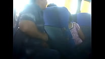 mujer le manosea a tio bigoton en Bus.3GP