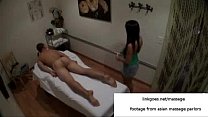 Massage avec une fin heureuse dans un salon de massage asiatique