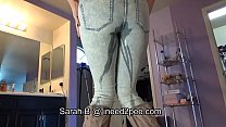 Desespero feminino de Sarah B. molhando a calça jeans