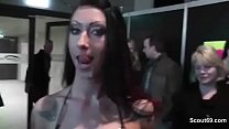 Une star du porno allemande baise un fan directement à la foire de Venus