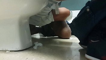 Chico mamando en toilet de terminal / Guy succhia e si masturba